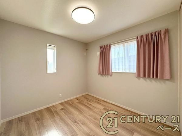 大和郡山市九条町　一戸建の洋室|■現地撮影写真■通風良好な２面採光のお部屋！