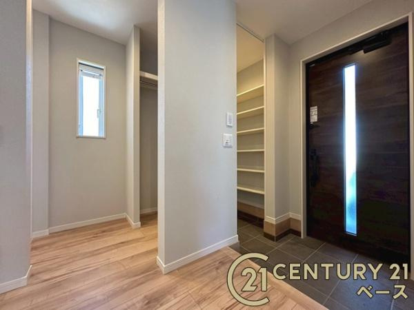 大和郡山市九条町　一戸建の玄関|■現地撮影写真■すっきりとした明るい玄関が家族やお客様を迎えてくれます！