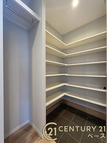 大和郡山市九条町　一戸建の収納|■現地撮影写真■広々としたシューズインクローゼットを完備！大きな荷物も楽々収納！