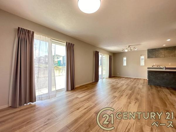 大和郡山市九条町　一戸建の居間・リビング|■現地撮影写真■窓ガラスは気密性を高めるペアガラスを採用！結露防止にも効果的です！