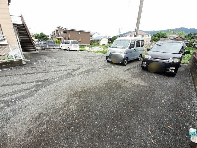 エレガンス大和の駐車場