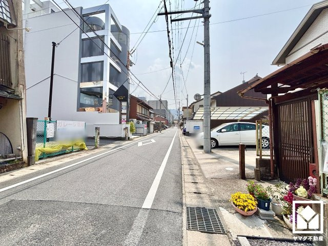 大津市長等３丁目　1期　2号棟の前面道路含む現地写真