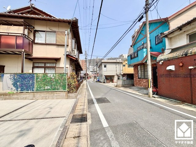 大津市長等３丁目　1期　2号棟の前面道路含む現地写真