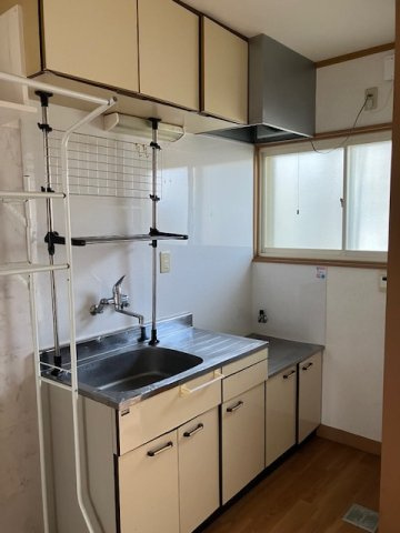 八甲ハイツのキッチン|コンパクトなキッチンで掃除もラクラク