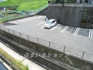 広島市安佐北区深川６丁目の賃貸マンションの駐車場