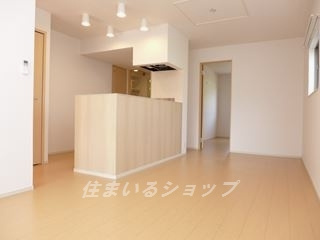 広島市安佐北区上深川町のアパートの居間・リビング|アイランド風のカウンターキッチン