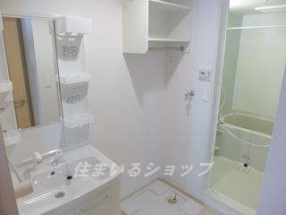 広島市安佐北区上深川町のアパートの洗面所|シャンプードレッサー・収納棚
