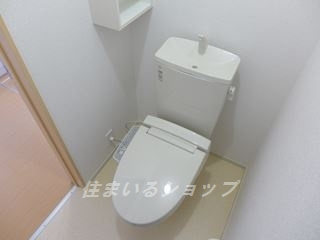 広島市安佐北区上深川町のアパートのトイレ|シャワートイレ・収納棚あり