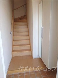 広島市安佐北区亀山７丁目のアパートの玄関|ミラー付き大型シューズボックス