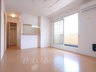 広島市安佐北区亀山７丁目のアパートの居間・リビング|人気の対面キッチン