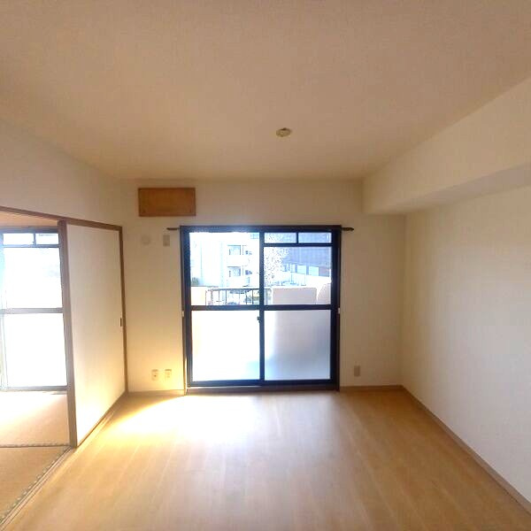 ヴァンテアン西山の居間・リビング