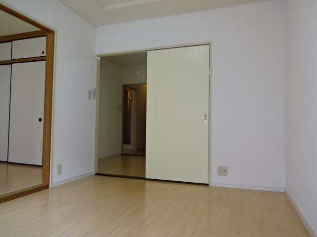 フィールド裕B棟の玄関|参考写真です。現況優先。