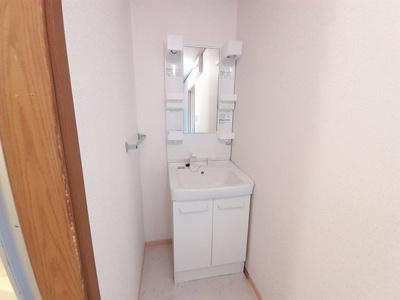 【洗面所】 | ヴァンヴェールＡ | 明るい洗面所です