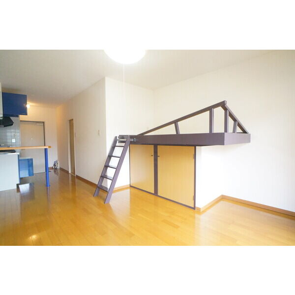 メゾンフェミニ富雄の居間・リビング