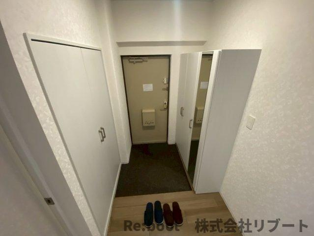 市川グリーンハイツB棟の玄関