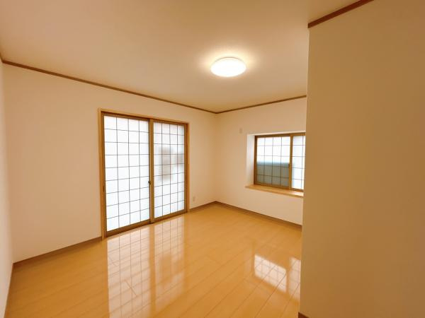 三戸郡階上町大字角柄折字南平の洋室|【リフォーム済】南側7帖洋室のお部屋です。フローリング張り、壁天井クロス仕上げ、照明新品交換、クローゼット新設等を行いました。