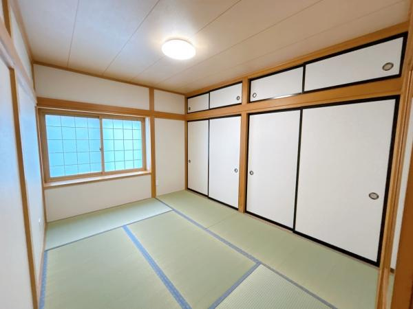 三戸郡階上町大字角柄折字南平の和室|【リフォーム済】北側6帖和室です。畳表替え、壁天井クロス仕上げ、照明新品交換等を行いました。
