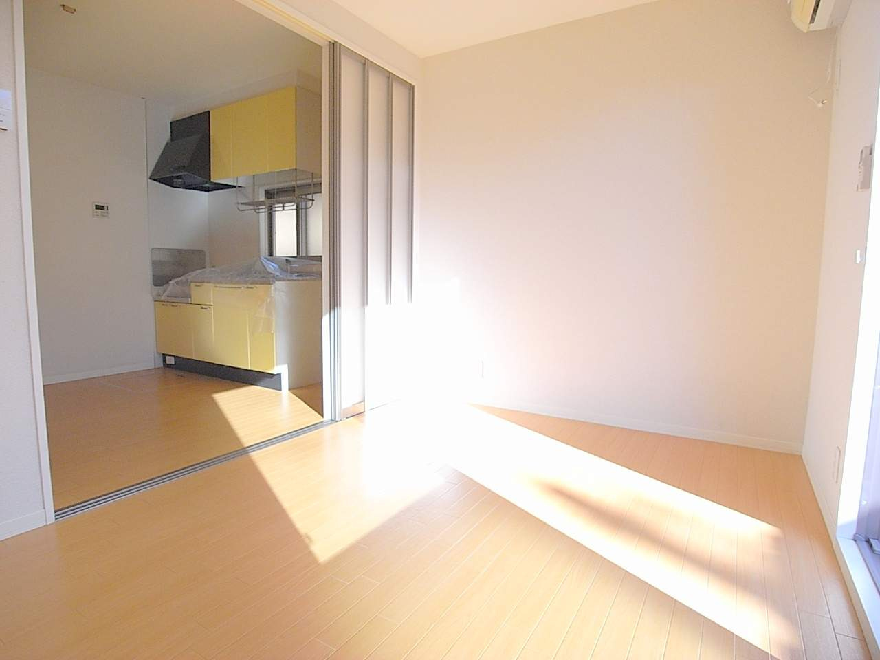 ウイングタウンの居間・リビング|DK横の南側5.3帖洋室