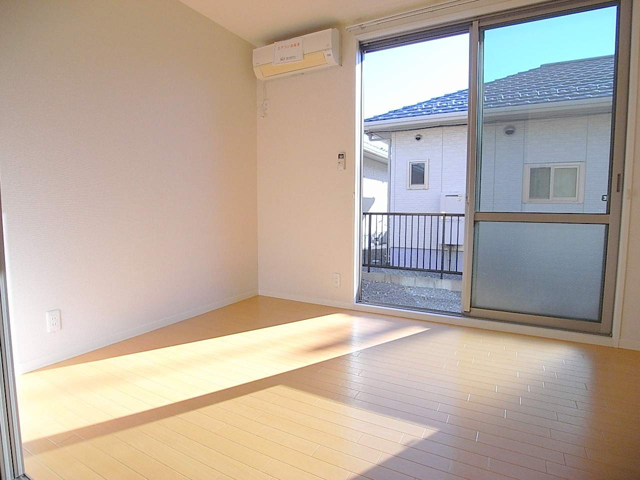 ウイングタウンの洋室|DK横の南側5.3帖洋室