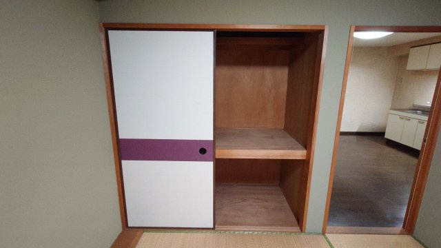 協栄マンションOYAMAの収納|6帖和室収納
