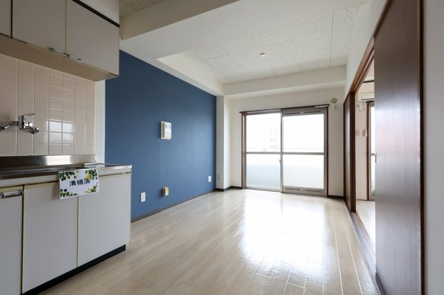 トーヨーハイツの居間・リビング|8.5帖　LDK　アクセントクロスがおしゃれです　2023年3月にクロス・床張り替え