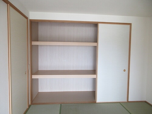 サーパスシティ桜通りパークウイングの収納|押入れ　和室６.０畳　（内装後）