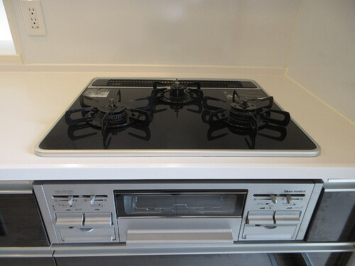 サーパスシティ桜通りパークウイングのキッチン|３口ガスコンロ（内装後）