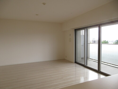 サーパスシティ桜通りパークウイングの居間・リビング|リビングダイニングキッチン（１８.１畳）