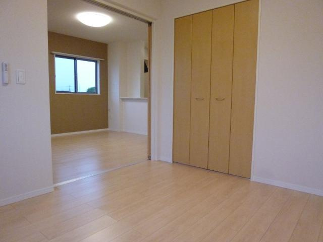 鹿沼市緑町２丁目のアパートの内装|洋室（南側）