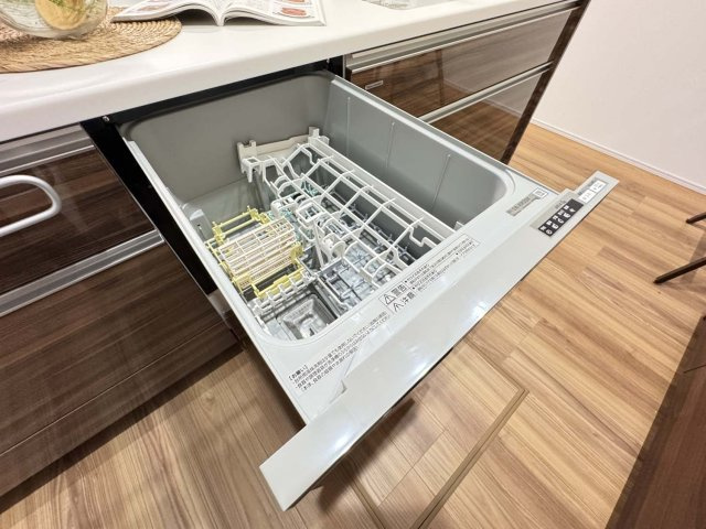 制震＆サンルームを備えた家事楽の家：草戸町1丁目 限定1棟のキッチン|家事を助ける食洗機を標準装備