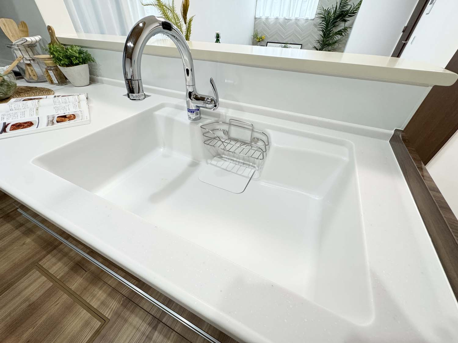 制震＆サンルームを備えた家事楽の家：草戸町1丁目 限定1棟のキッチン|浄水器内蔵ハンドシャワー