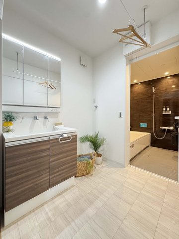 制震＆サンルームを備えた家事楽の家：草戸町1丁目 限定1棟の独立洗面台|収納豊富な三面鏡、収納スペースを備えていますので、お洗濯、洗面、脱衣といったそれぞれのシーンで機能的にご利用頂けます。
キッチからランドリールームまでをむすぶ家事楽動線です！