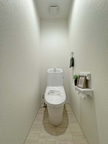 制震＆サンルームを備えた家事楽の家：草戸町1丁目 限定1棟のトイレ|1階、2階 温水洗浄暖房便座