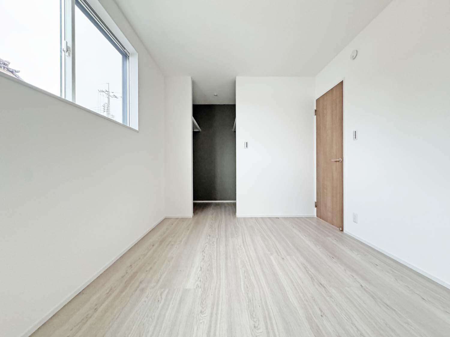 制震＆サンルームを備えた家事楽の家：草戸町1丁目 限定1棟の洋室|各洋室には1帖以上のクローゼットがあります。また可能な限りウォークインクローゼットを確保。ハンガーパイプ付きなので、衣類の収納もしやすく衣替えもスムーズです