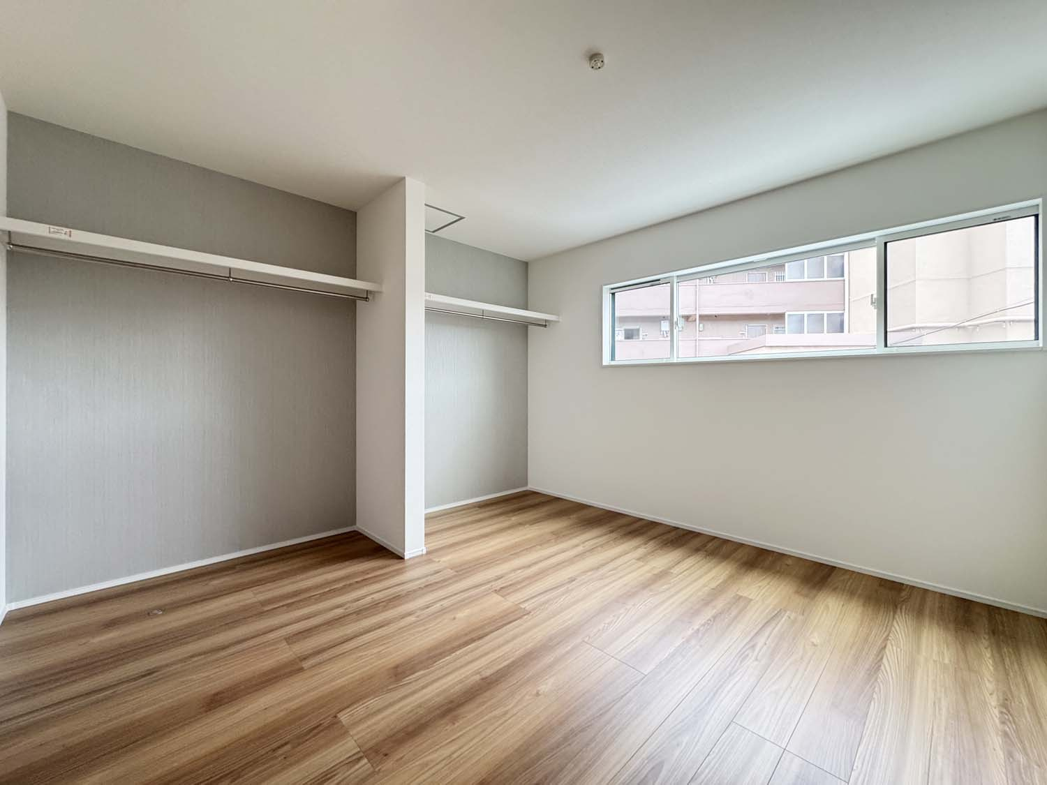 制震＆サンルームを備えた家事楽の家：草戸町1丁目 限定1棟の洋室|各洋室には1帖以上のクローゼットがあります。また可能な限りウォークインクローゼットを確保。ハンガーパイプ付きなので、衣類の収納もしやすく衣替えもスムーズです