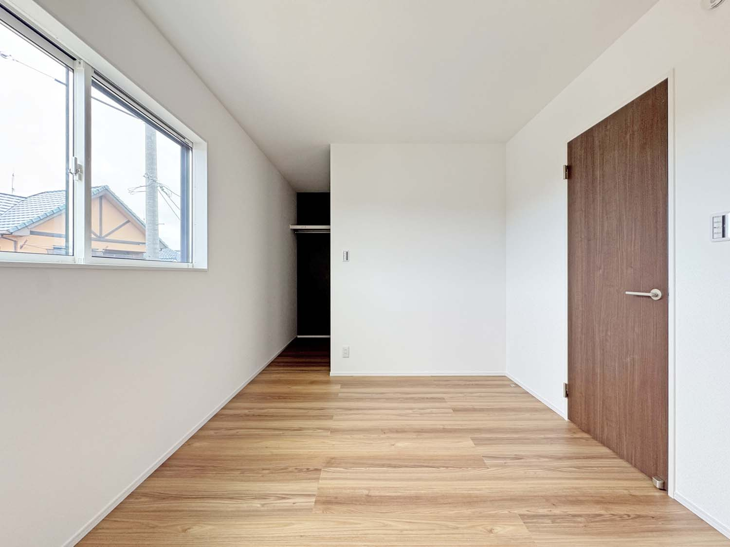 制震＆サンルームを備えた家事楽の家：草戸町1丁目 限定1棟の洋室|各洋室には1帖以上のクローゼットがあります。また可能な限りウォークインクローゼットを確保。ハンガーパイプ付きなので、衣類の収納もしやすく衣替えもスムーズです