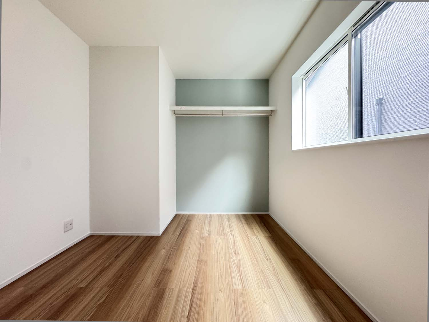 制震＆サンルームを備えた家事楽の家：草戸町1丁目 限定1棟のその他|サンルーム
2階にも天候を気にせず洗濯物を干せるスペースを確保
壁面いっぱいに開閉できる窓があるので光がたくさん入り、換気もできます
観葉植物を育てたり、家族でくつろぐスペースとしても活躍