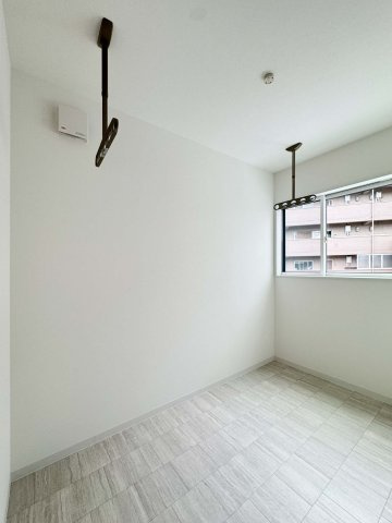 制震＆サンルームを備えた家事楽の家：草戸町1丁目 限定1棟のランドリースペース|サンルーム