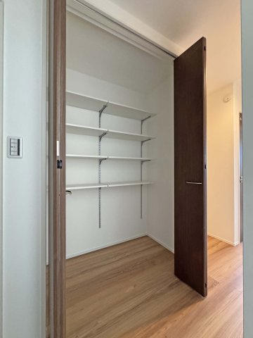 制震＆サンルームを備えた家事楽の家：草戸町1丁目 限定1棟の収納|2階には、大容量のファミリークローゼット