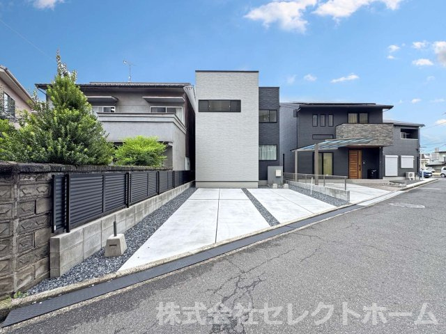 制震＆サンルームを備えた家事楽の家：草戸町1丁目 限定1棟の前面道路含む現地写真|★先着順販売受付開始！
制震＆サンルームを備えた家事楽収納力の家：草戸町1丁目 限定1棟
◎光小学校徒歩15分
◎暮らしやすさを極めた人気の新築戸建
◎ご見学随時対応中！ご希望日時お知らせください