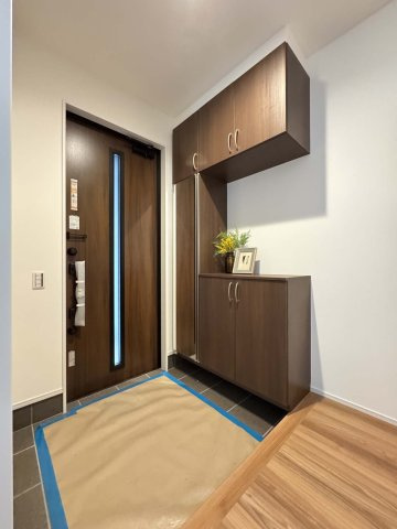 制震＆サンルームを備えた家事楽の家：草戸町1丁目 限定1棟の玄関|玄関には大容量のシューズボックス
土間収納も備えていますので日常的に出し入れするものを手軽に取り扱う事が出来ます