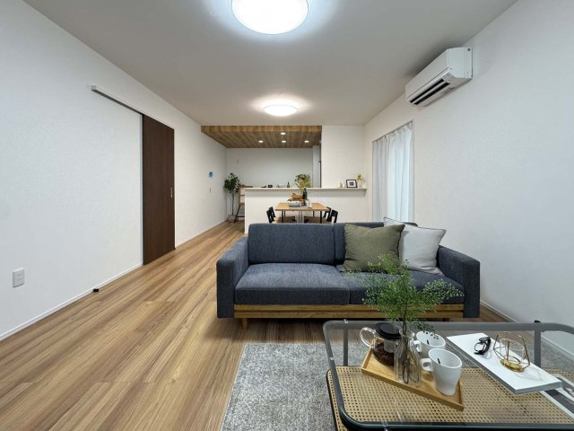 制震＆サンルームを備えた家事楽の家：草戸町1丁目 限定1棟の居間・リビング|明るく広いリビング！和室と続き間で、さらに広々！
大切なご家族との団らんのスペースが広々あかるい空間として設計されています