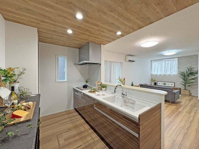 制震＆サンルームを備えた家事楽の家：草戸町1丁目 限定1棟のキッチン|調理家電や食料品のストック、調味料や保存容器など、キッチン廻りには頻繁に使うけど出しっぱなしにはしたくないものばかり
そんな時はパントリーが大活躍です
急な来客時もキッチン廻りはいつもすっきりです