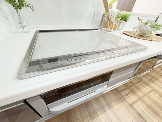 制震＆サンルームを備えた家事楽の家：草戸町1丁目 限定1棟のキッチン|エコで安心、IHクッキングヒーター！お掃除楽々！エコキュートで電気代を抑制できます
