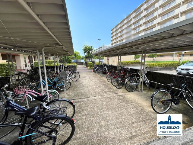 R7,7月リフォーム完了予定！サンマンション千種公園F棟の駐輪場|駐輪場の様子。
しっかりとした屋根付きです