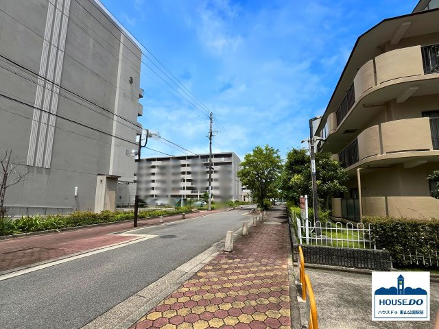 R7,7月リフォーム完了予定！サンマンション千種公園F棟の外観|マンションの前面道路の様子