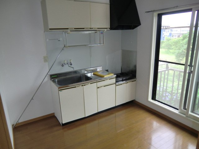 見附市葛巻１丁目のアパートのキッチン