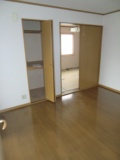 見附市葛巻１丁目のアパートの居間・リビング