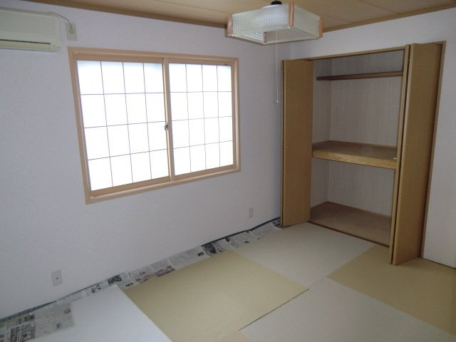 見附市葛巻１丁目のアパートの和室