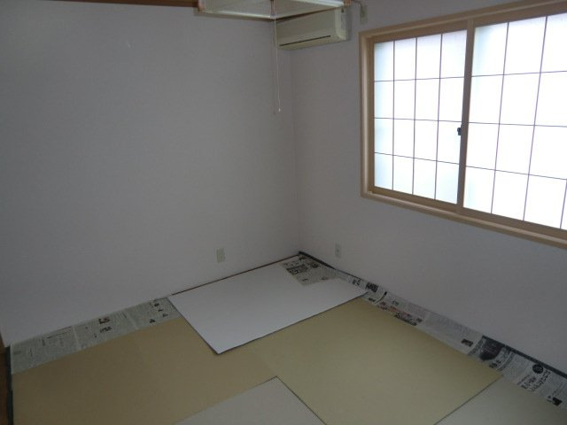 見附市葛巻１丁目のアパートの和室